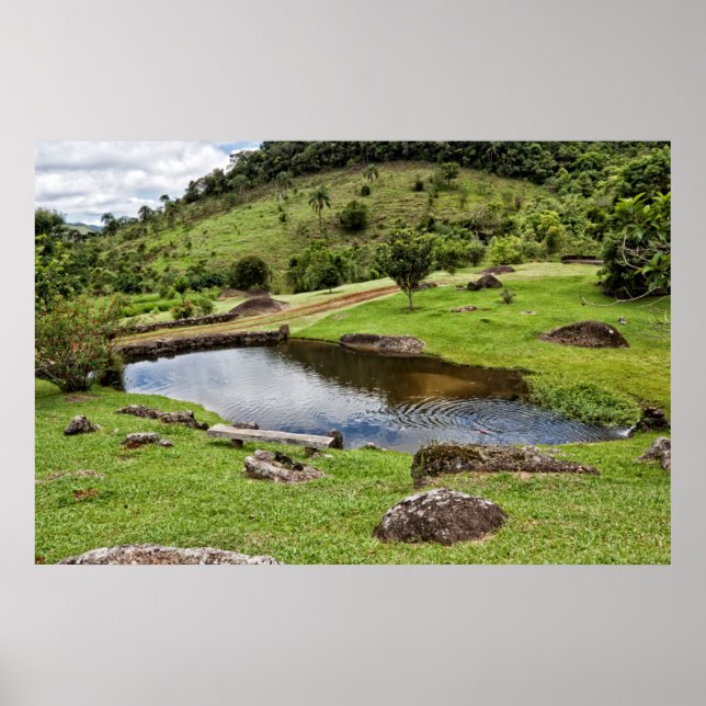 Ein Teich mit einer kleinen Holzbank Poster (Vorne)
