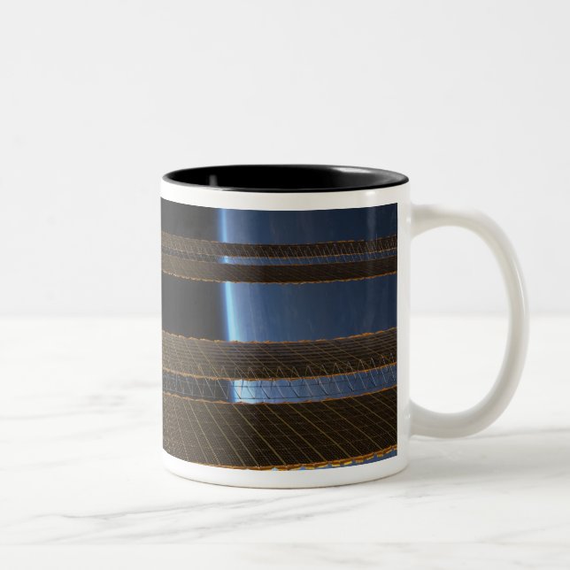 Ein Teil der Internationalen Raumstation 2 Zweifarbige Tasse (Rechts)