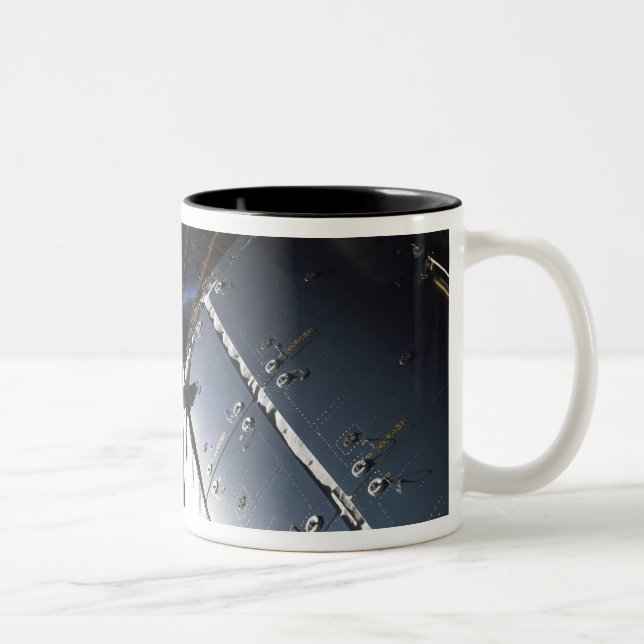 Ein Teil der Internationalen Raumstation Zweifarbige Tasse (Rechts)