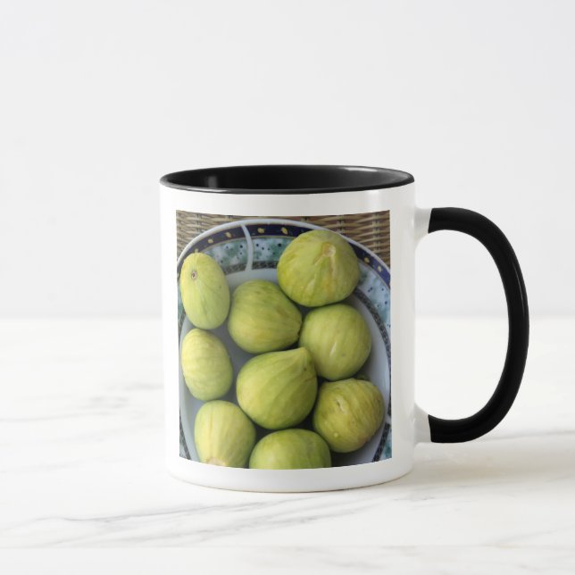 Ein Teller mit frischen Mittelmeerfiguren Tasse (Rechts)
