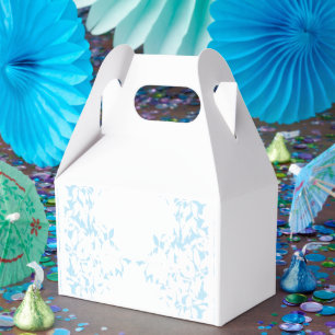 Ein Teppich mit einem blau-weißen Motiv für kreati Geschenkschachtel