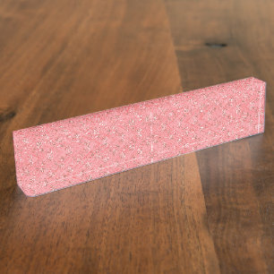 Ein Teppich mit einem roten und rosa Motiv verfügt Namensplakette
