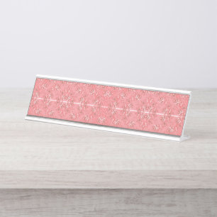 Ein Teppich mit einem roten und rosa Motiv verfügt Schreibtischnamensplakette