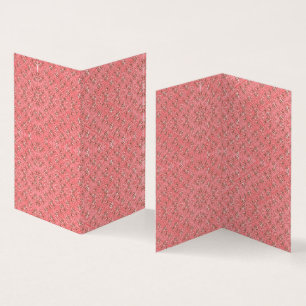 Ein Teppich mit roten und rosa Motiven ist mit ein