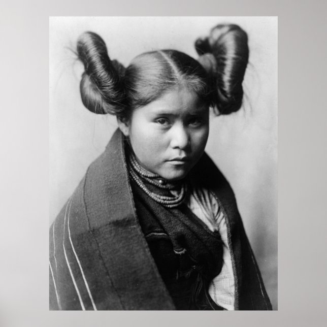 Ein Tewa-Indianermädchen mit extravaganter Frisur Poster (Vorne)