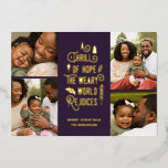 Ein Thrill der Hoffnung | Moderne Fotocollage Weih Folien Feiertagskarte<br><div class="desc">Diese stilvolle Weihnachtskollage-Urlaubskarte enthält 4 Fotovorlagen und eine moderne Typografie mit dem Titel "A Thrill of Hope,  The Weary World Rejoices". Auf der Kartenrückseite findet man ein passendes Muster aus Heiligenbeeren,  Blätter und Kiefernbeeren im Pflaume-lila. Einfach zu personalisieren!</div>