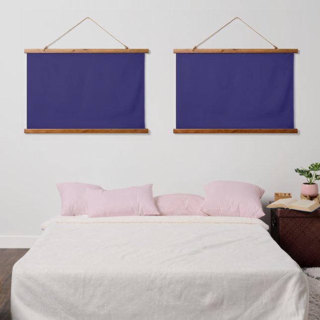 Ein tiefblauer Hintergrund, der durch eine weiße G Wandteppich Mit Holzrahmen (Schlafzimmer)
