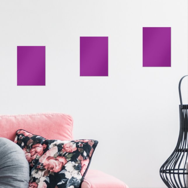 Ein tiefer lila Hintergrund, der von einem hellen  Bilderwand Sets (Wohnzimmer)