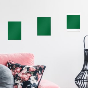 Ein tiefgrüner Hintergrund im Kontrast zu einem kn Bilderwand Sets