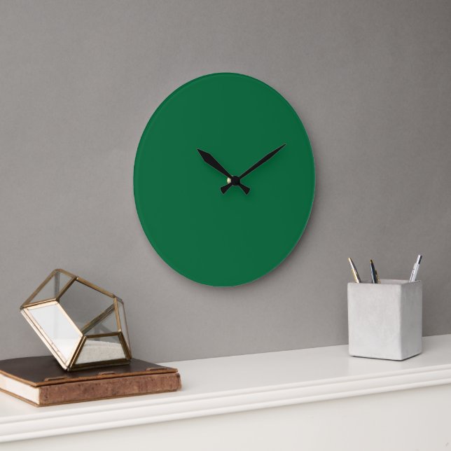Ein tiefgrüner Hintergrund im Kontrast zu einem kn Große Wanduhr (Büro)
