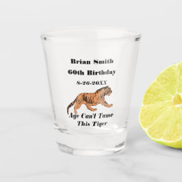 Ein Tiger wird 60 Schnapsglas