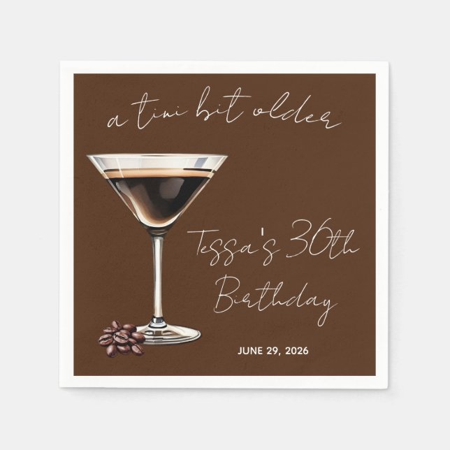 Ein Tini Bit Ältere Espresso Martini Themed Party Serviette (Vorderseite)
