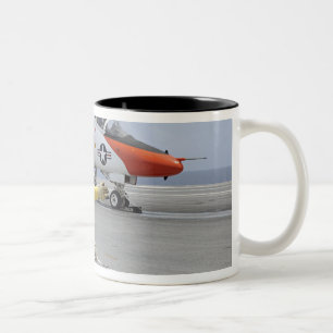 Ein tireur an Bord des Flugzeugträgers Zweifarbige Tasse