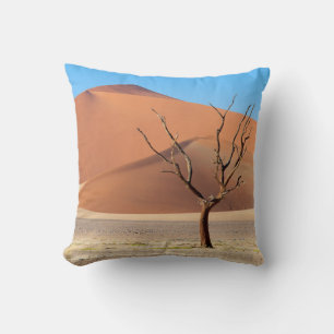 Ein toter Baum auf einer Wüste schlicht mit Dünen Kissen