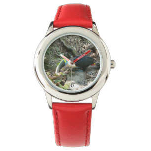Ein Toucan hockt auf Baumwurzeln auf dem Waldboden Armbanduhr