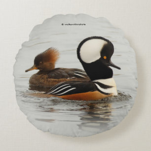 Ein Treffen gehobener Merganser Rundes Kissen