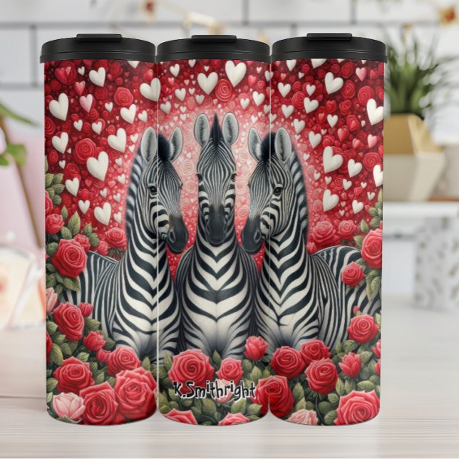 Ein Trio von Zebras in einem Garten des Herzens un Thermosbecher (Von Creator hochgeladen)
