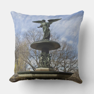 Ein trockener Bethesda-Brunnen im Central Park im Kissen