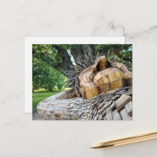 Ein Troll schläft unter einem Baum Postkarte