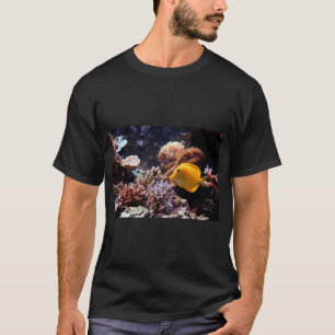 Ein tropischer Fisch am Riff T-Shirt