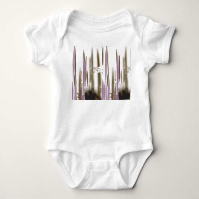 Ein unberührter See inmitten schneebedeckter Berge Baby Strampler (Vorderseite)