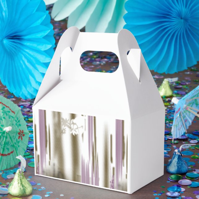 Ein unberührter See inmitten schneebedeckter Berge Geschenkschachtel (Party)