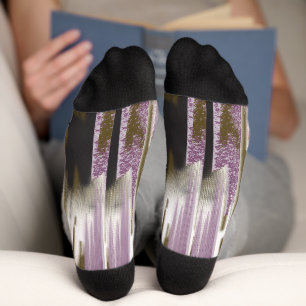 Ein unberührter See inmitten schneebedeckter Berge Socken