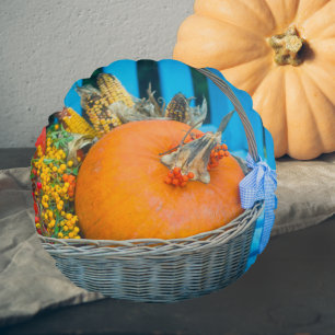 Ein Urlaubskorb mit Kürbis Rundes Kissen