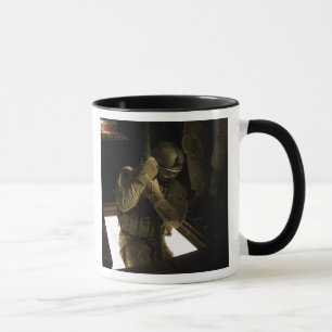 Ein US-Luftwaffe pararescueman fängt seinen Abfal Tasse