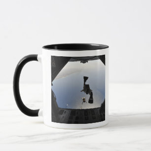 Ein US-Luftwaffe pararescueman Herausspringen Tasse