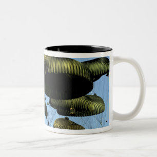 Ein US-LuftwaffeC-17 Globemaster III Zweifarbige Tasse