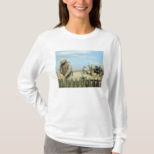Ein US-Marinesoldat bereitet Haubitzerunden vor, T-Shirt
