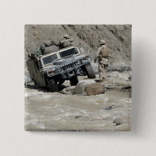 Ein US-Marinesoldat, der den Fahrer von einem Button