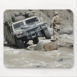 Ein US-Marinesoldat, der den Fahrer von einem Mousepad