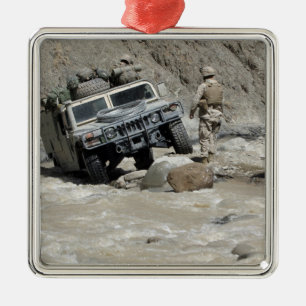 Ein US-Marinesoldat, der den Fahrer von einem Silbernes Ornament