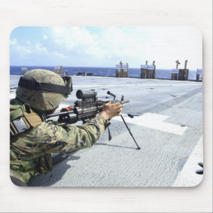 Ein US-Marinesoldat, der seine Waffe justiert Mousepad