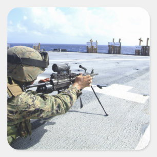 Ein US-Marinesoldat, der seine Waffe justiert Quadratischer Aufkleber