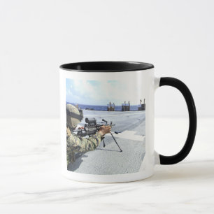 Ein US-Marinesoldat, der seine Waffe justiert Tasse