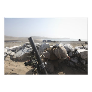 Ein US-Marinesoldat feuert einen Mörser in den Fotodruck