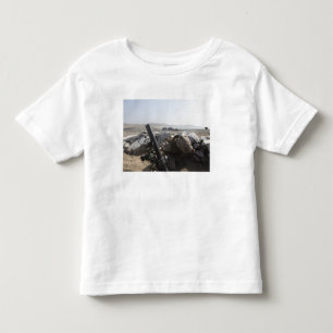 Ein US-Marinesoldat feuert einen Mörser in den Kleinkind T-shirt