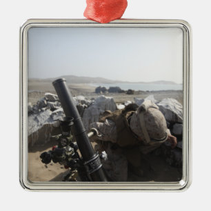 Ein US-Marinesoldat feuert einen Mörser in den Silbernes Ornament