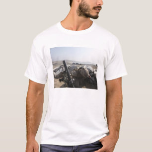 Ein US-Marinesoldat feuert einen Mörser in den T-Shirt