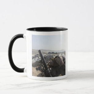 Ein US-Marinesoldat feuert einen Mörser in den Tasse