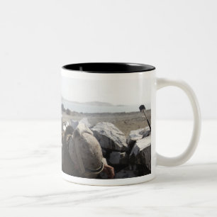 Ein US-Marinesoldat feuert einen Mörser in den Zweifarbige Tasse