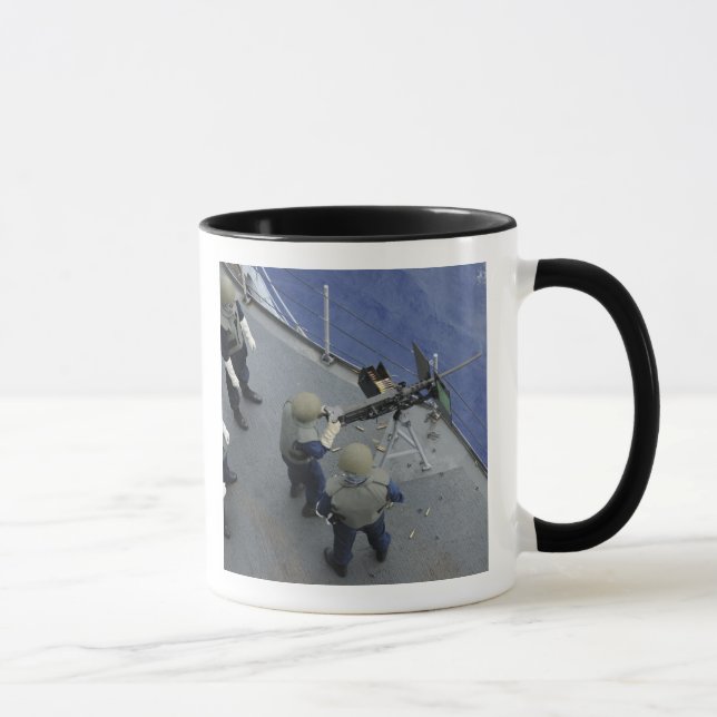 Ein US-Seeleute feuert einen 50-Kaliber M2HB Tasse (Rechts)