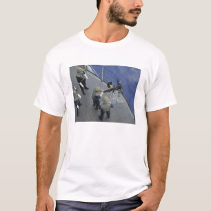 Ein US-Seemann feuert ein 50 Kaliber M2HB ab T-Shirt