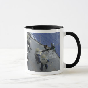 Ein US-Seemann feuert ein 50 Kaliber M2HB ab Tasse