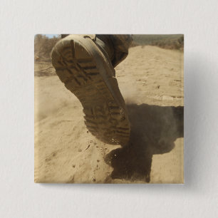 Ein US-Soldat läuft auf einem schmutzigen Pfad Button