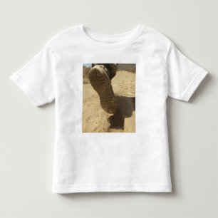 Ein US-Soldat läuft auf einem schmutzigen Pfad Kleinkind T-shirt