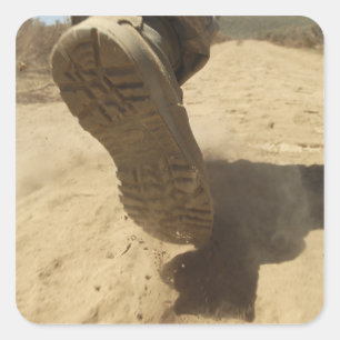 Ein US-Soldat läuft auf einem schmutzigen Pfad Quadratischer Aufkleber